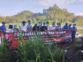 BUPATI DAN KETUA DPRD GUNUNGKIDUL TABUR BENIH IKAN DI TELAGA GANDOK BEDOYO